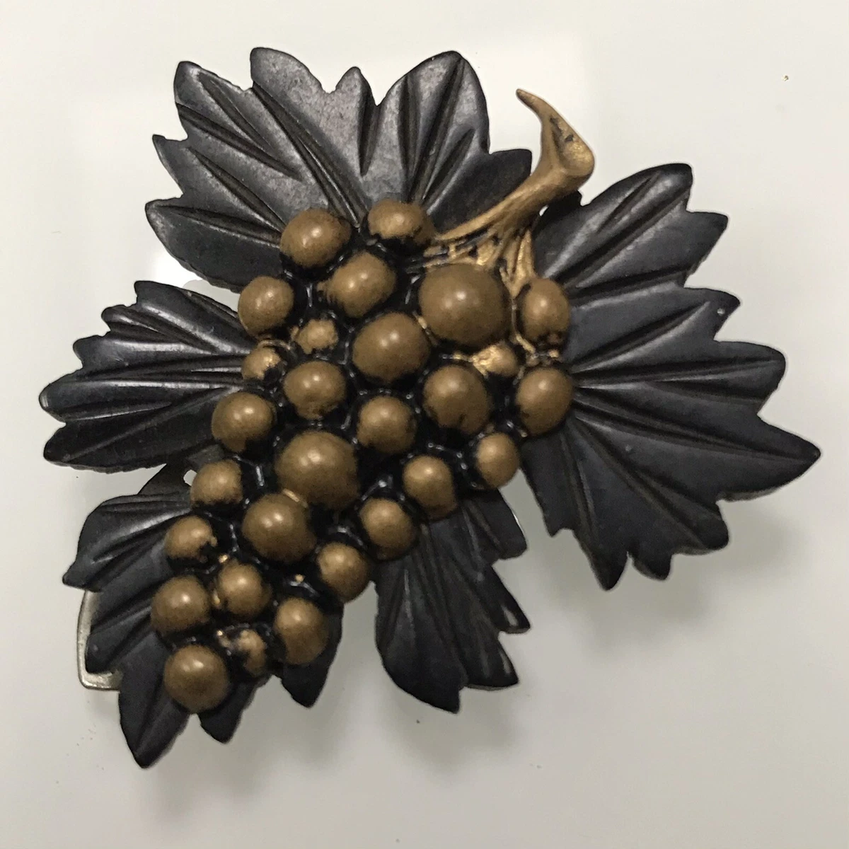 Jet outlet mourning brooch