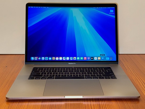 Apple MacBook Pro 15" Quad Core Retina Laptop + TouchBar + Garantía + 512 GB SSD 2