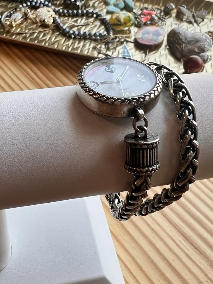 Reloj pulsera Premier Designs redondo tono plata palanca cadena envolvente Foto 2 de 4