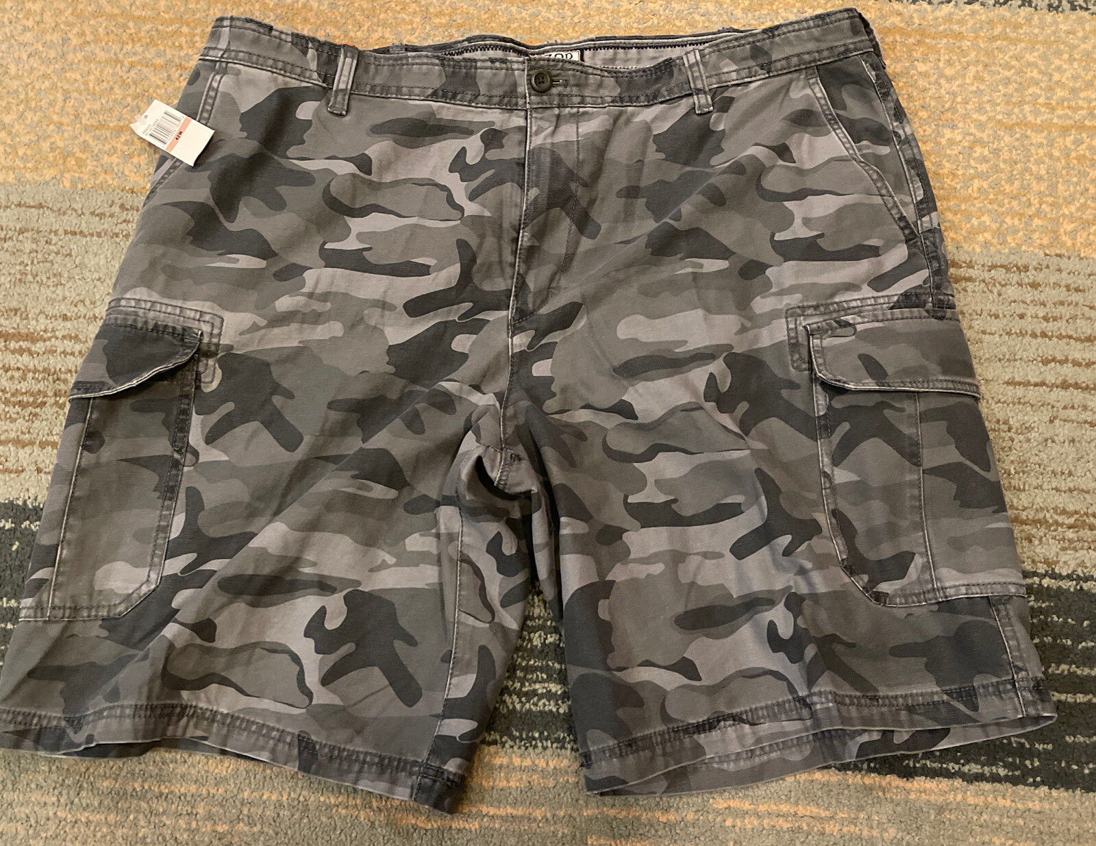 NWT IZOD Mens Shorts Size 42 Cargo Utility Shorts Camo Casual Flat