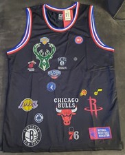 Maglia stile carro armato squadre NBA, tutti e 30 i loghi della squadra rappresentati. Nero. Solo taglia L