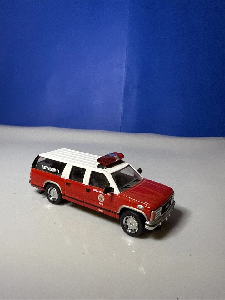 Code 3 1:64 Los Angeles City Fire Department GMC Suburban Battalion 11 - Image 3 of 4
