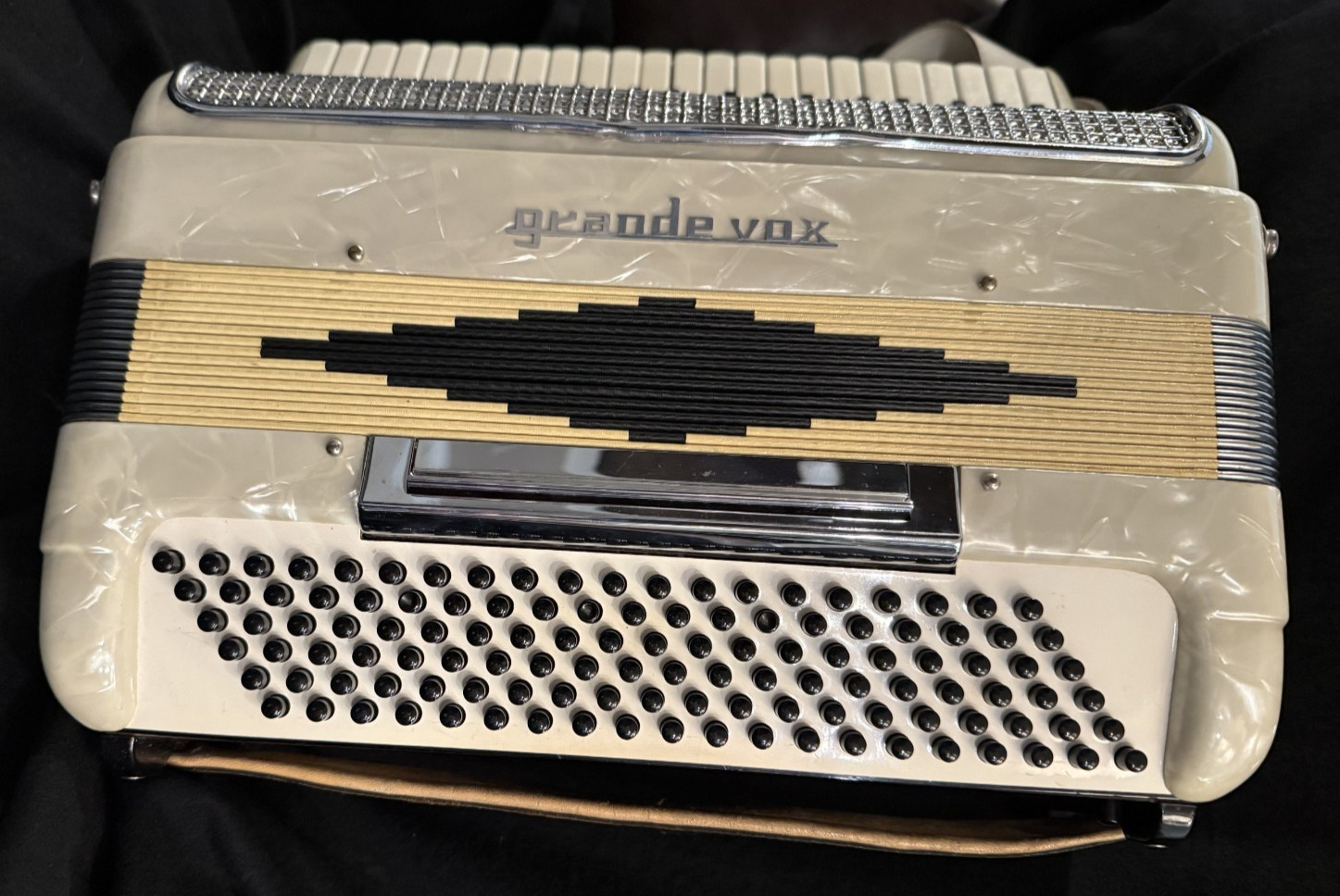 GrandeVox Pearl White Accordion with Case