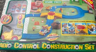  Sesame Street Radio Control Construction Set Fisher-Price 2000 Damaged Box  