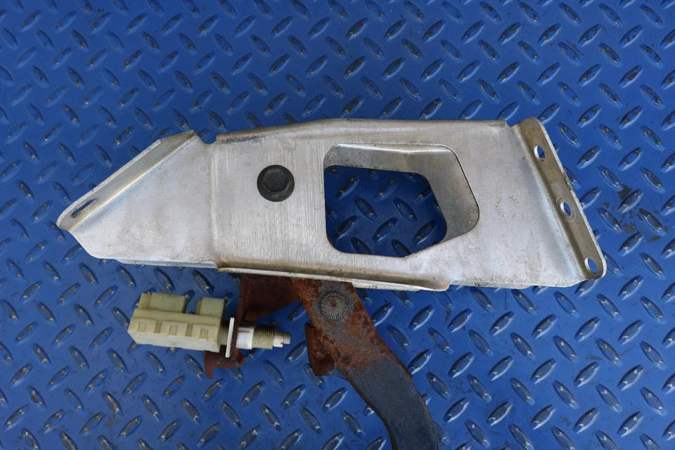 1994-1996 Chevrolet Corvette C4 Automatic Brake Pedal Assembly - Изображение 2 из 4