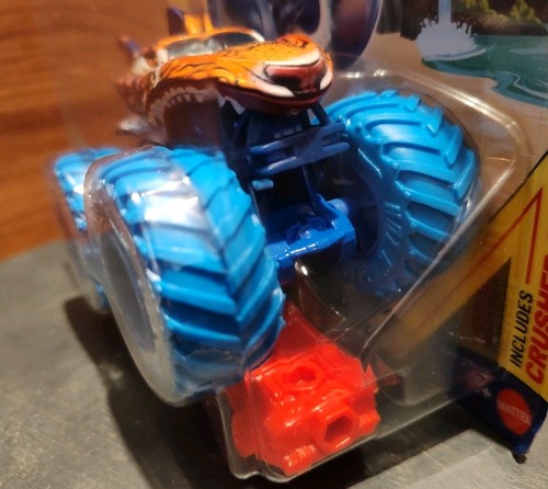 2025 HOT WHEELS MONSTER TRUCKS™ TEAM SHARK 2/8 *HW TIGER SHARK* CON AUTO SCHIACCIATA - Foto 8 di 9