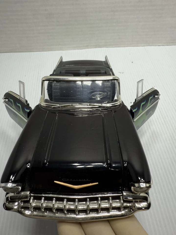 Ertl American Muscle 1:18 , 1957 Chevrolet Bel Air Convertible Flame Black Blue - Image 4 of 4