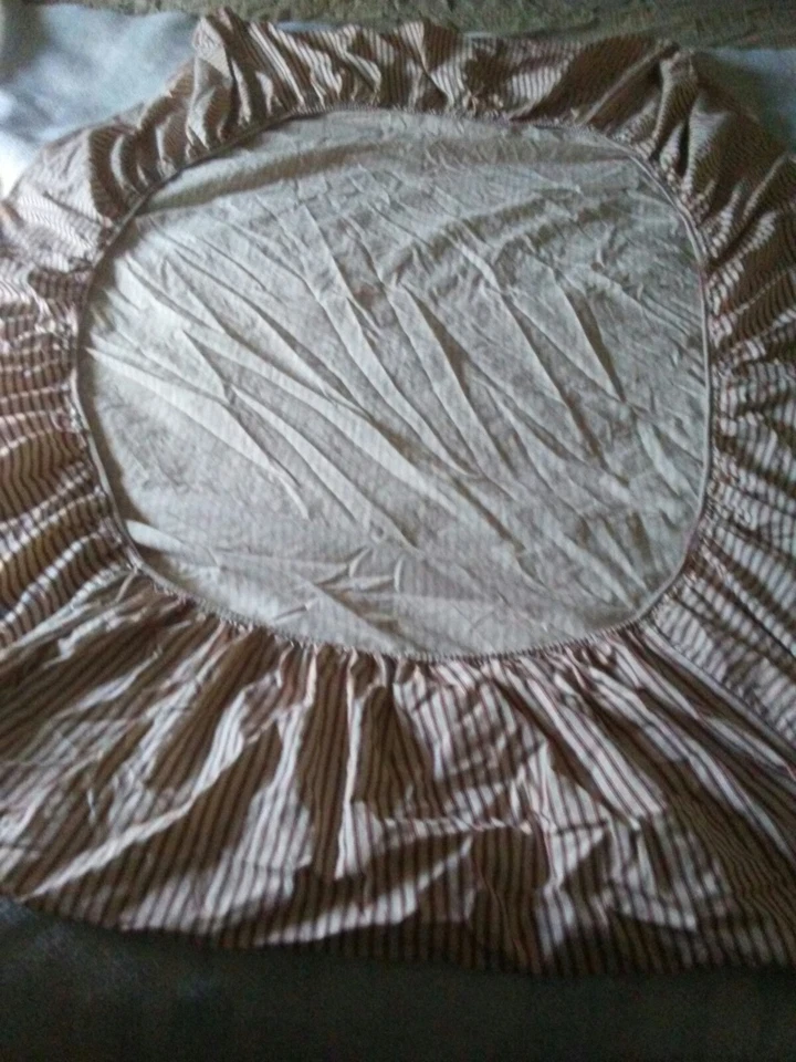 Sábana Ajustable Doble Beige y Rojo Rayas 39" x 75" Algodón Hecho en Pakistán  Foto 4 de 4