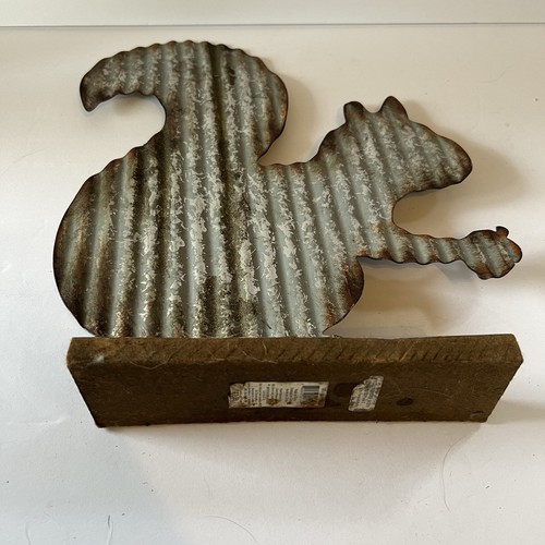 Rustic Steel Garden/Indoor Squirrel Ornament Art Gift - 11 in x 12 inch - Picture 3 of 6