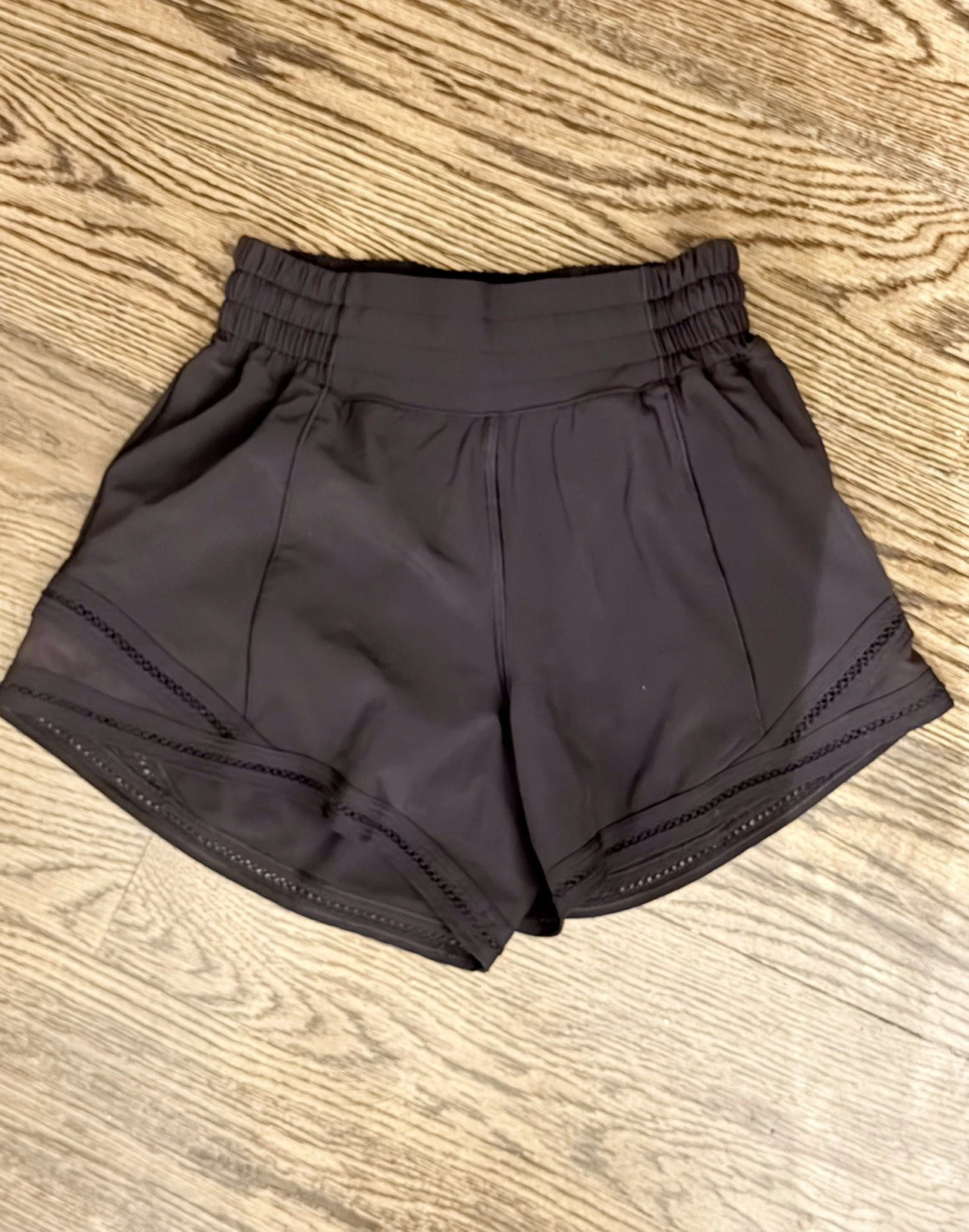 Lululemon - Hotty Hot Short - 0 - High Rise - Blk - 2.5 - Lace trim