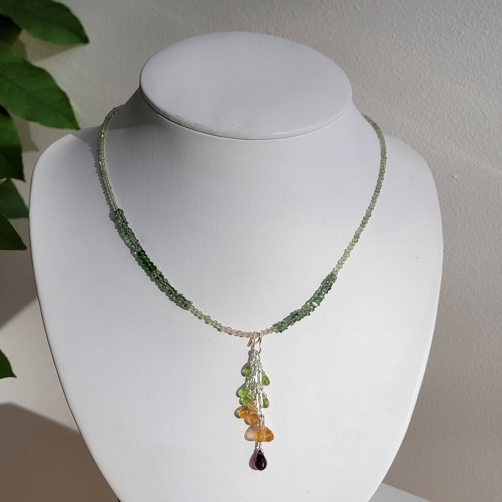 Collier pendentif argent et grenat rouge, le cadeau romantique idéal pour elle