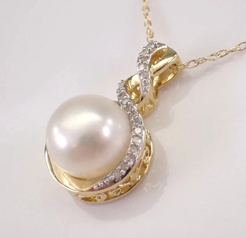 Colgante solitario de perlas naturales de corte redondo de 2 quilates enchapado en oro amarillo de 14 quilates cadena gratis Foto 3 de 4