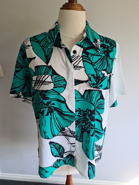 Pretty Noni B button up shirt Green flower pattern, Womens size 10, 