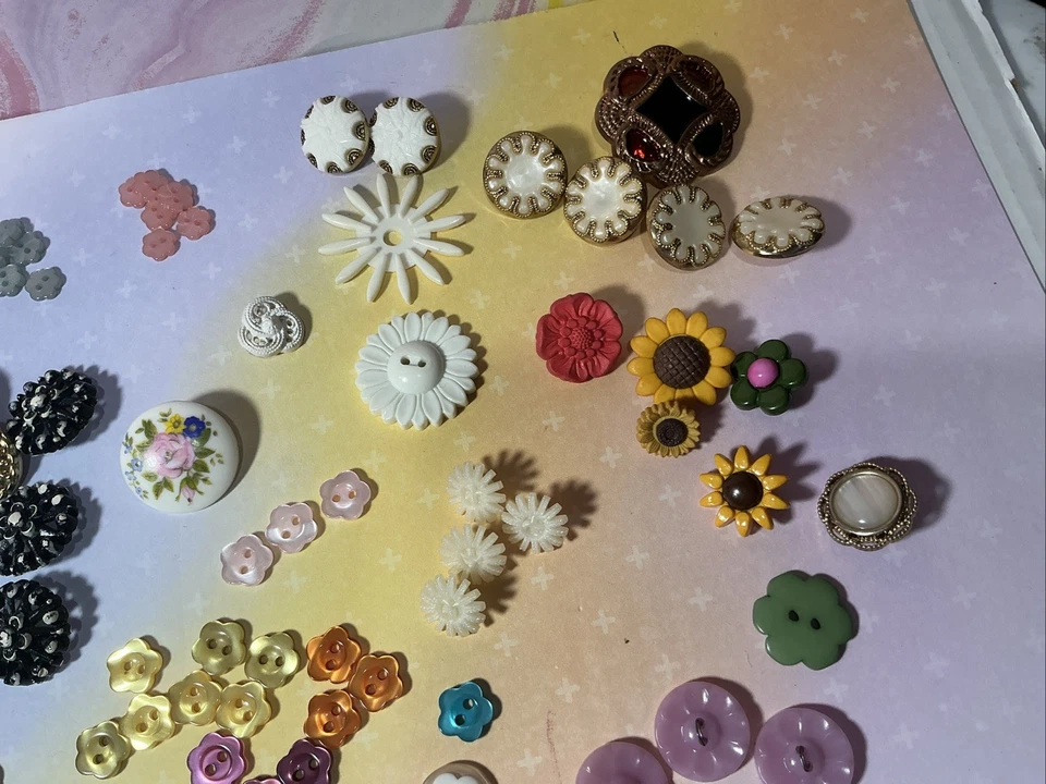 Lot Over 85 Vintage Flower Floral Design Buttons Plastic Colorful New&Used Jewel - Image 2 of 4