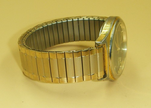 Vintage Dakota Quartz Movement Mens Watch With Day & Date - Picture 7 of 11