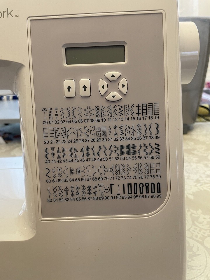 Singer Patchwork 7285Q Electronic Sewing and Quilting Machine