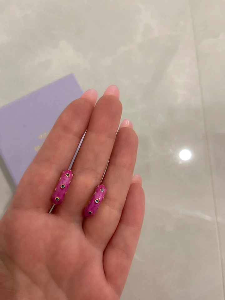 Pendientes de oro amarillo relleno de esmalte fucsia rosa con circonita Foto 4 de 4