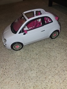 Barbie Mattel Y6857 – Nuova Fiat 500 Rosa Con Barbie A Bordo, Auto Giocattolo Con Dettagli Realistici