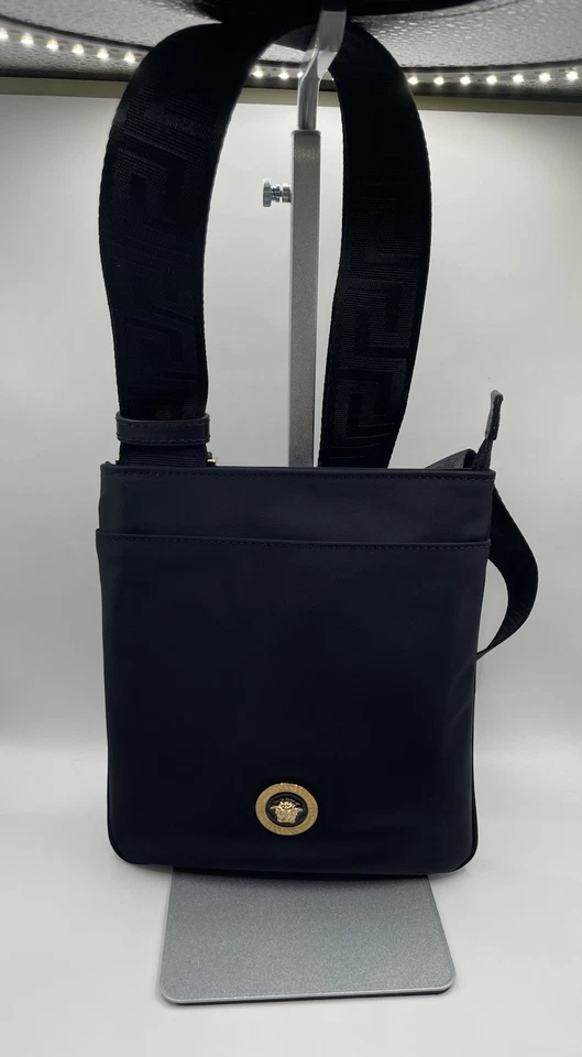 Bandolera plana VERSACE tela cuero de becerro negro $850 venta al por menor Foto 2 de 4