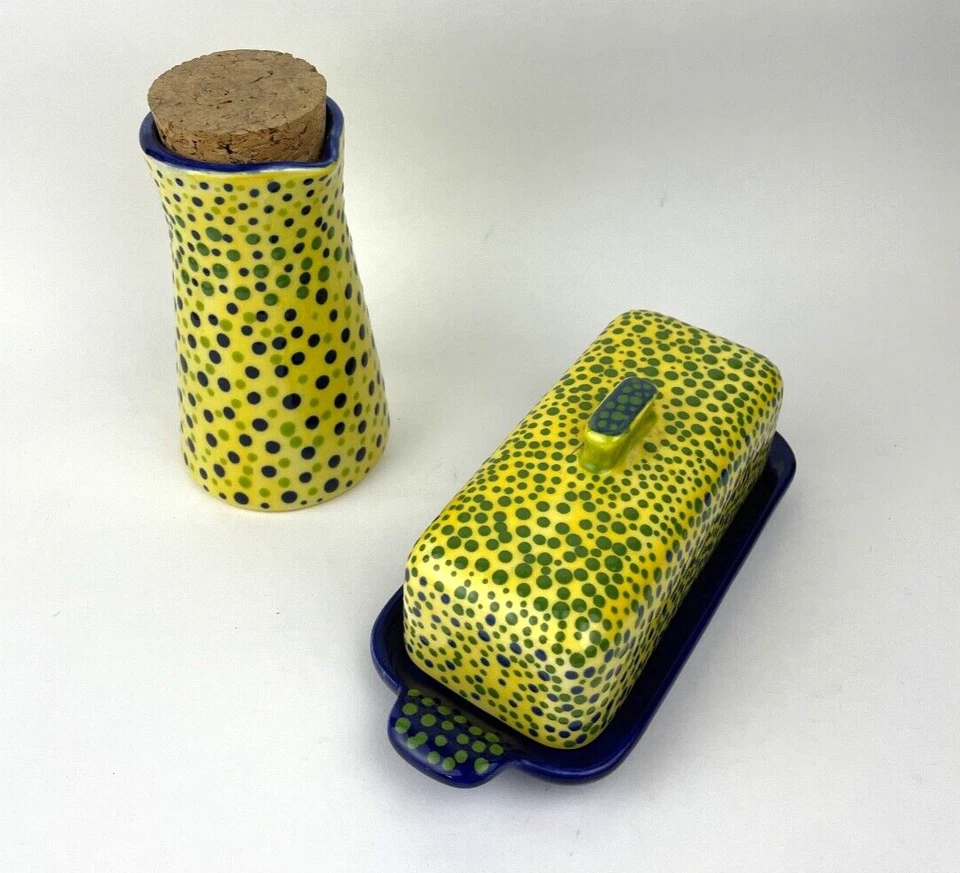 Plato de mantequilla de cerámica hecho a mano y jarra pequeña con corcho - azul y amarillo punteado Foto 2 de 4