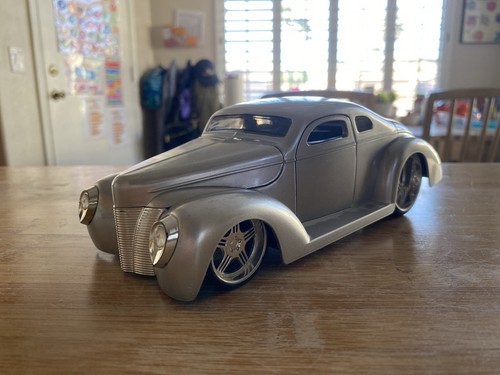 Jada Toys D Rods 1:24 Scale Die Cast 1940s Ford Coupe Classic Car Model - Picture 1 of 7