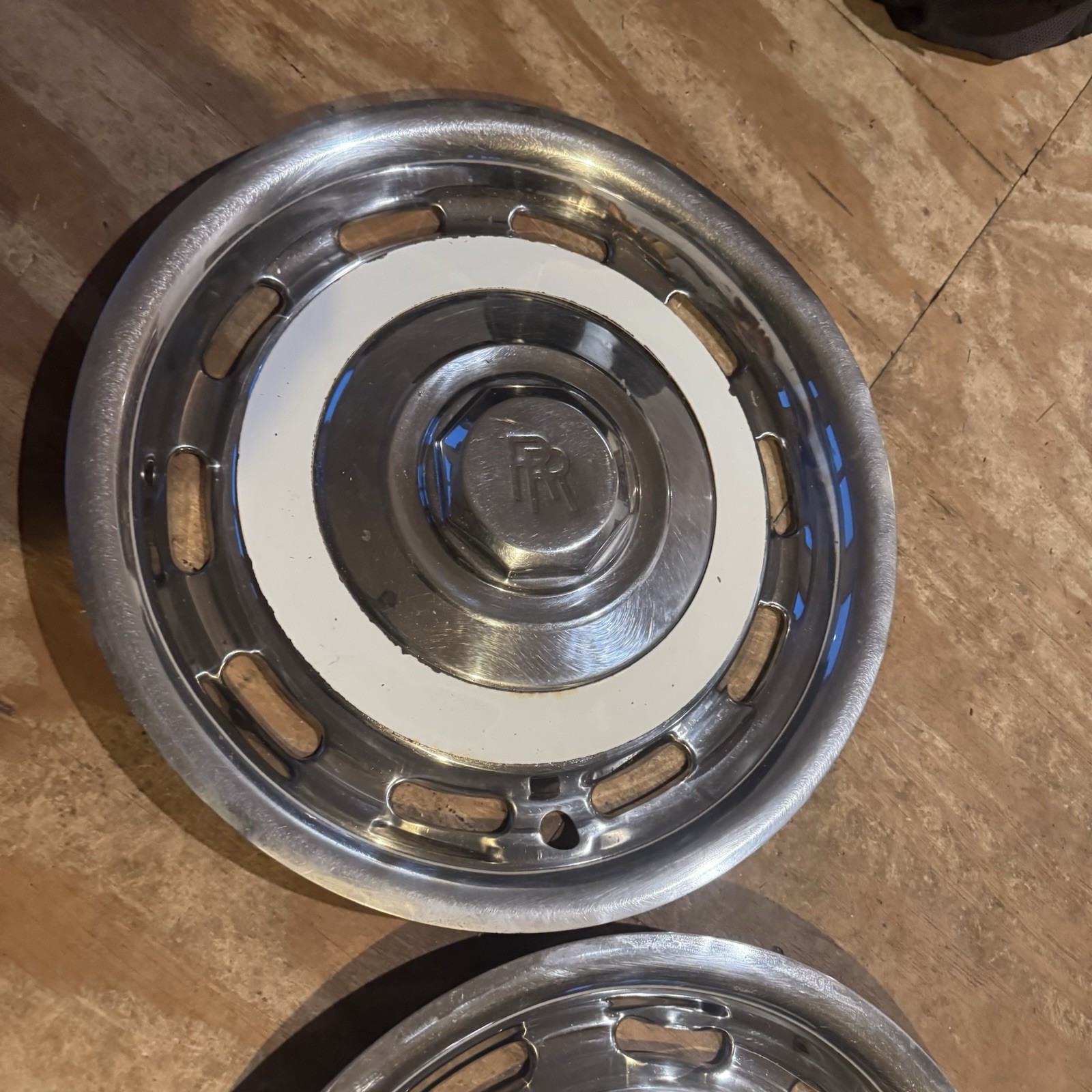 Rolls-Royce Silver Shadow II Silver Spirit 1977-89 Vented Hub Cap UG14879 OEM