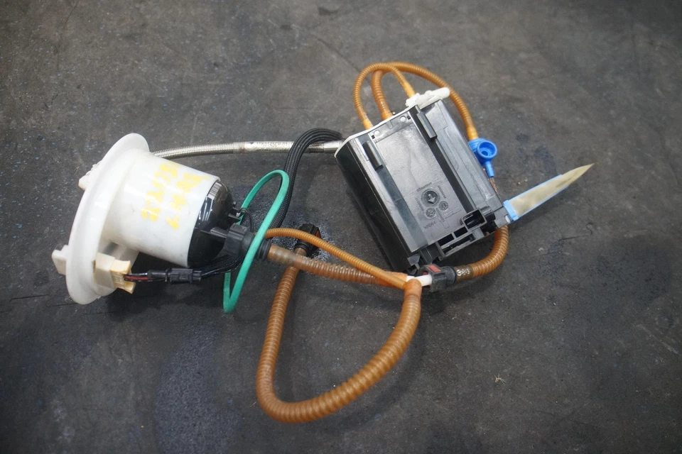 Bomba de tanque de combustible de gasolina izquierda 11K0027CP OEM McLaren MP4-12C 2014 Foto 2 de 4