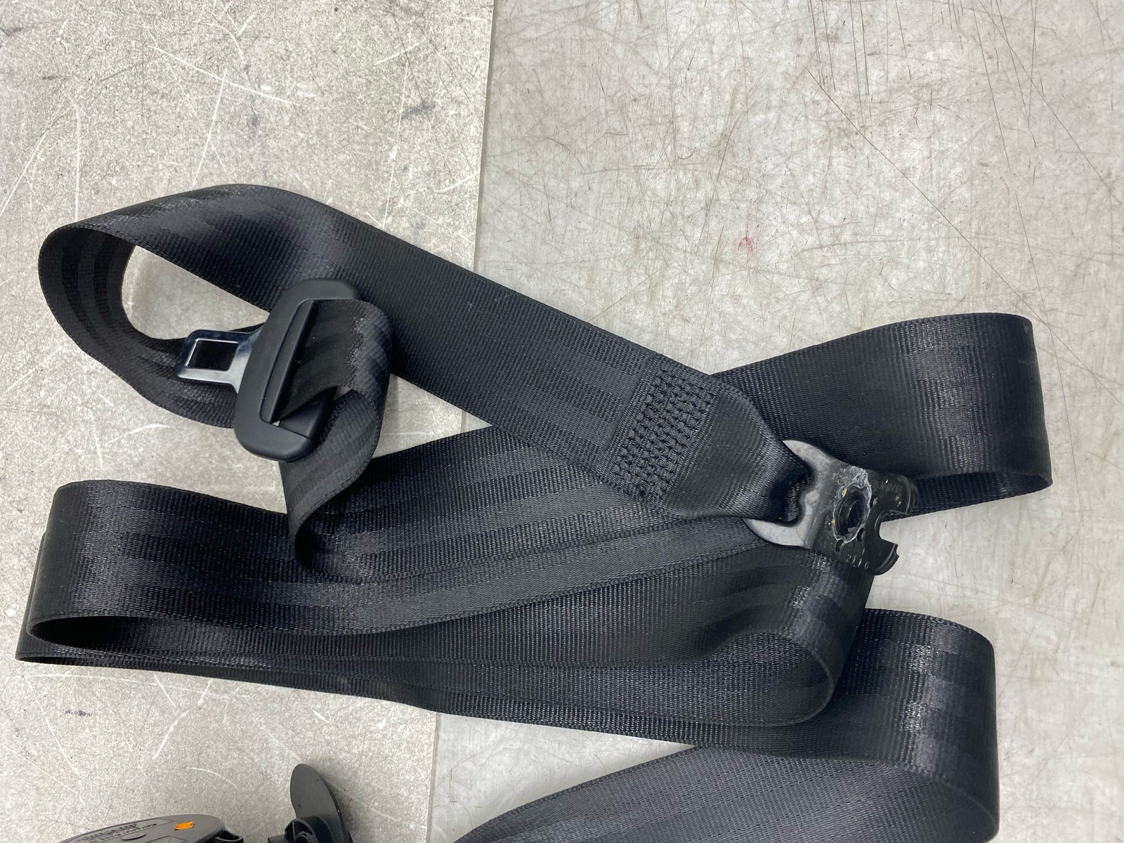 2015-2020 BENTLEY BENTAYGA OEM RH REAR RIGHT SEAT BELT RETRACTOR