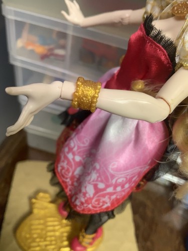 Ever After High Doll 2012 - Picture 9 of 10
