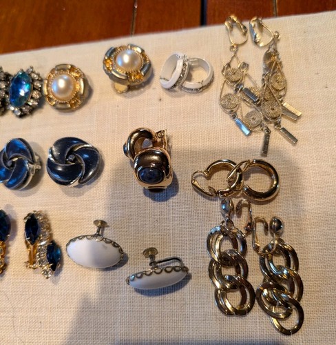 Lot of 18 vintage Blue Clip On earrings signed Lisner Marvella W - Picture 4 of 4