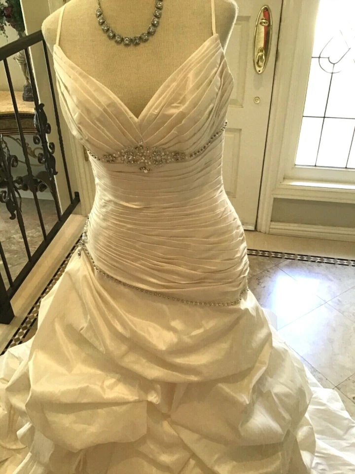 DEMETRIOS 4245 NUEVO Vestido de Novia Vestido de Novia Ajuste y Acampanado Marfil EE. UU. 10 UK 12 NUEVO CON ETIQUETAS Foto 3 de 4