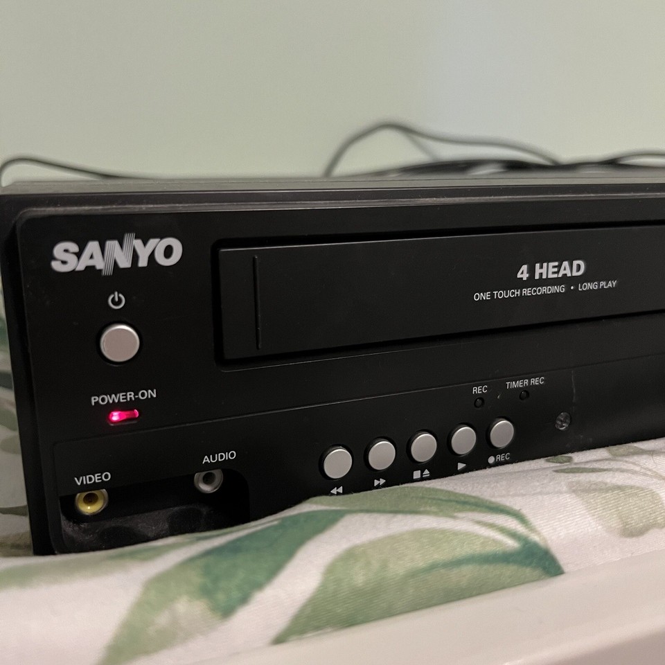 Sanyo VCR DVD Combo Player Model FWDV225F 4 Head VHS No RemoteTested