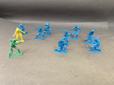 Vintage Plastic Cowboys and Indians Toy Lot - TOY Soldiers - Army Men