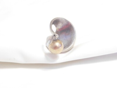 KARBRA handgefertigter Ring Sterlingsilber & 14 K Gold Modernist Wirbel & Kugel