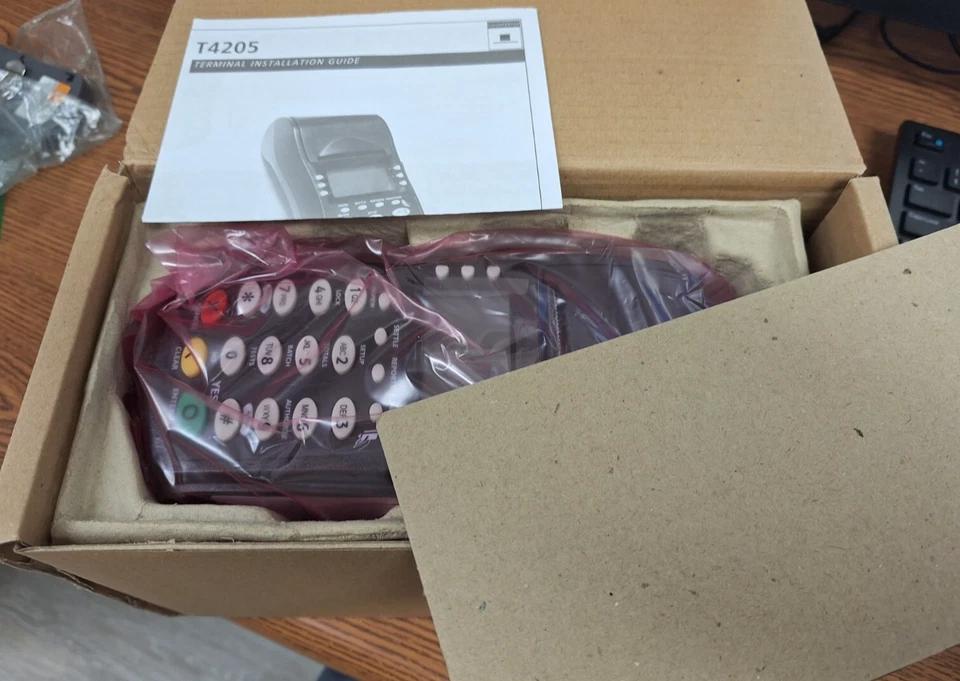 Equinox T4205 Credit Card Terminal w/ Pin Pad P1300 & AC Adapter - Image 2 of 3