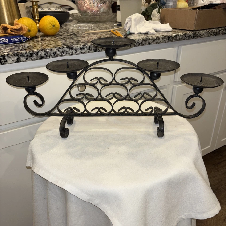 Candelabro negro de hierro forjado tiene capacidad para cinco hermosos pergaminos de trabajo vintage usado Foto 3 de 4