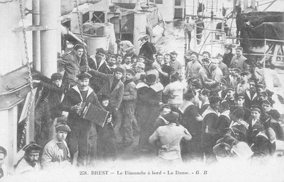 Old postcard 29 Brest / Sunday on board / Dance