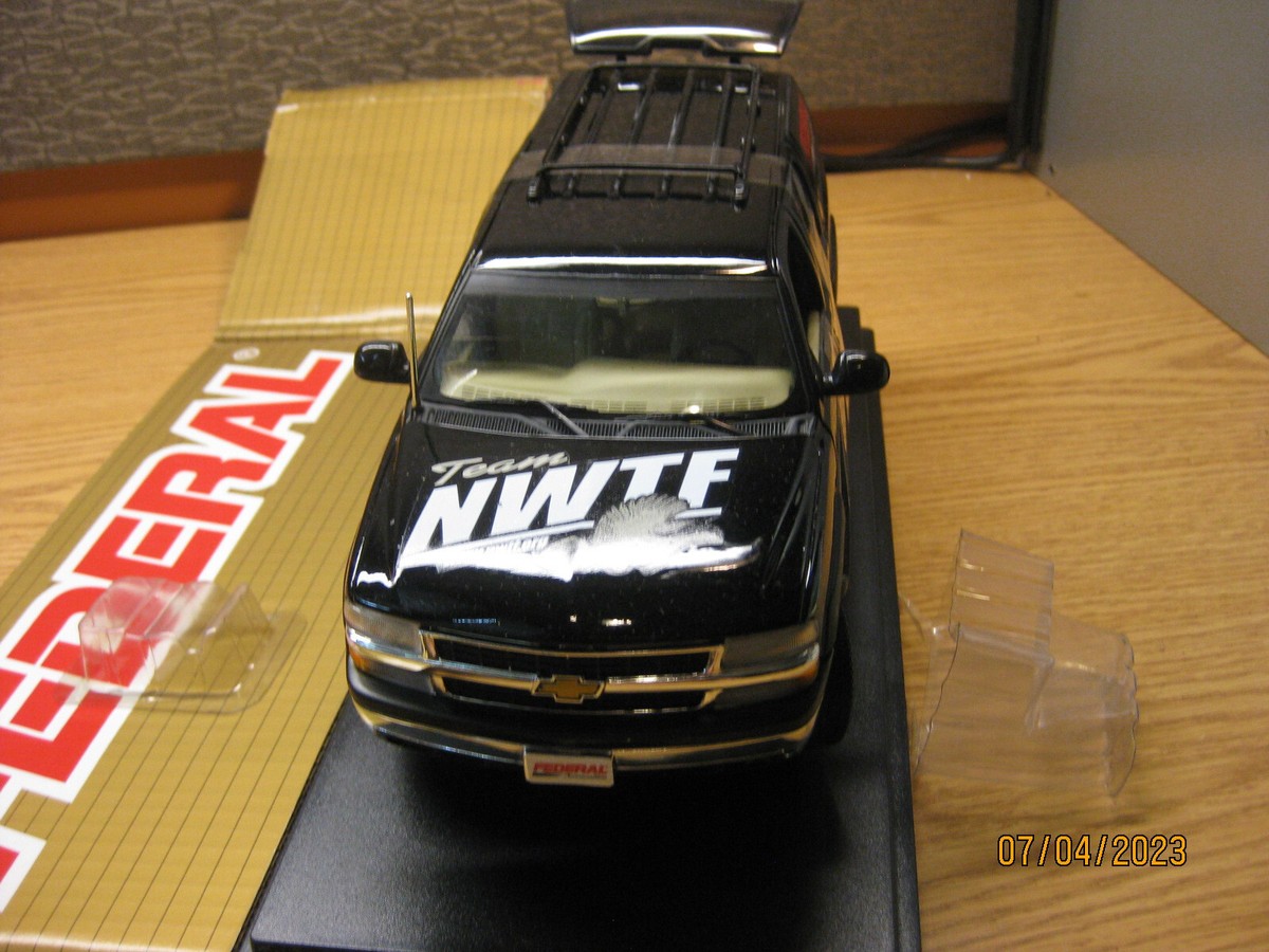 1/18 2002 CHEVROLET SUBURBAN BY ERTL,