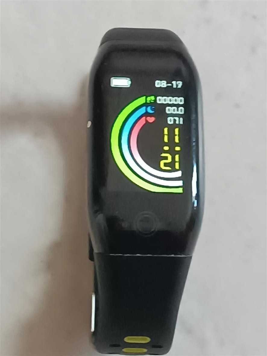 Montre connectée F21 pour femme élégante afin de suivre sa santé et son fitness au quotidien