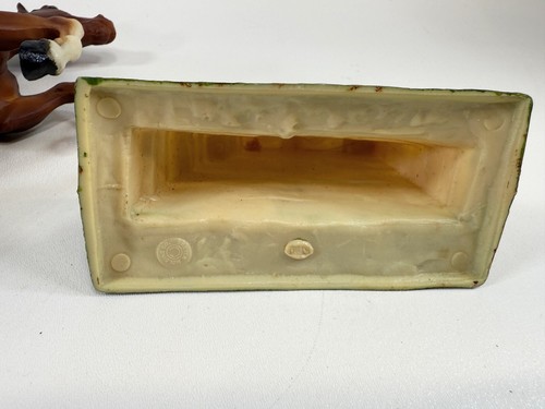Breyer Traditional 1970 Bay Springpferd #300 mit Steinmauer dunkles Fell matt - Bild 5 von 6