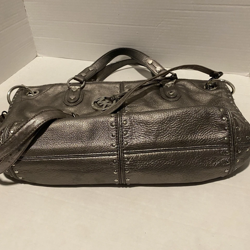 Bolso de hombro Michael Kors Astor de cuero plateado con tachuelas Foto 4 de 4