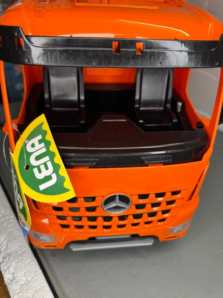 Neuwertig: Lena - GIGA Trucks Müllwagen Arocs - Bild 2 von 4