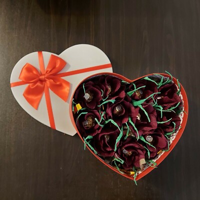 Geschenkbox Pralinen Ferrero Rocher Bonbons - / 12 Bonbons / in handgefertigten Rosen