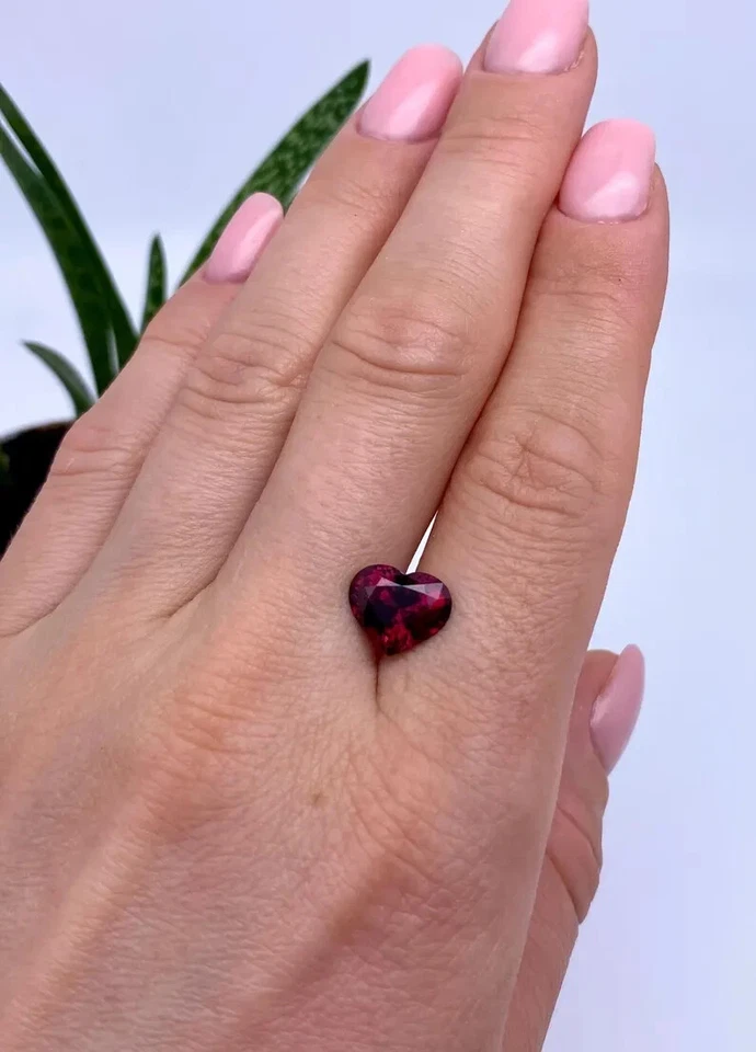 Piedra preciosa de rodolita granate natural de 3,83 quilates certificada por GFCO, corazón corte brillante Foto 3 de 4