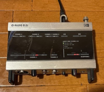 native instruments audio 8 dj black interface audio unit and BOX and cable