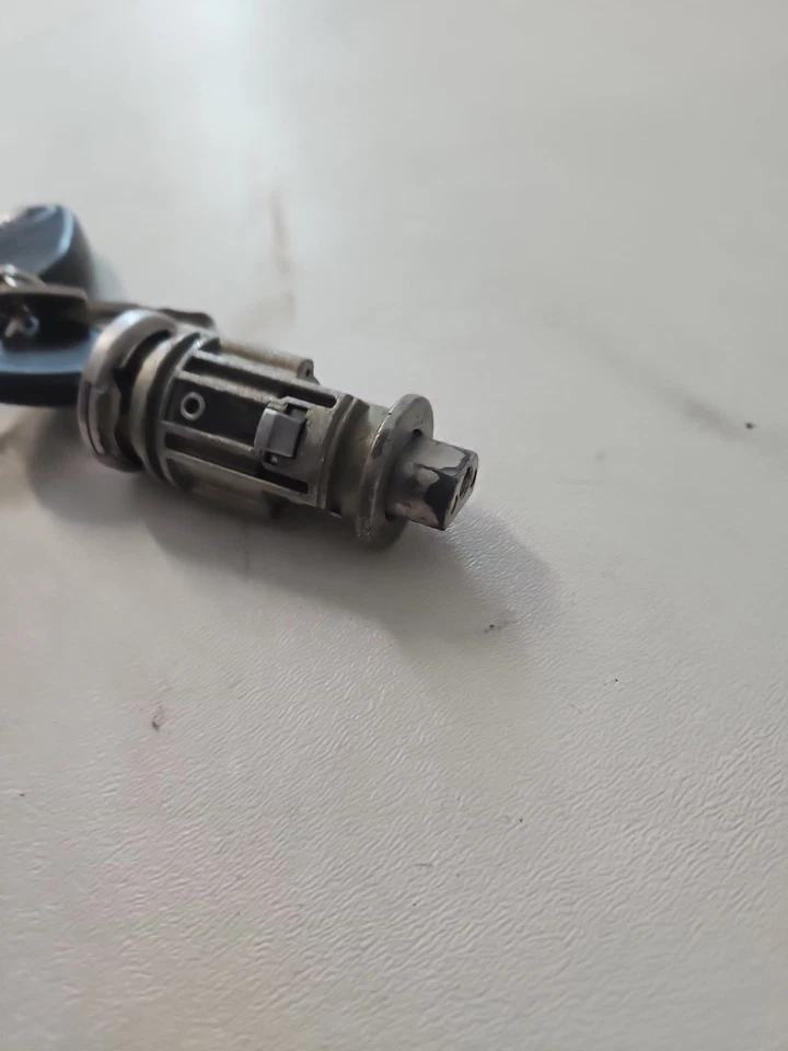 Cilindro de carcasa interruptor de encendido Dodge Stratus 1998-2006 con llave OEM Foto 3 de 4