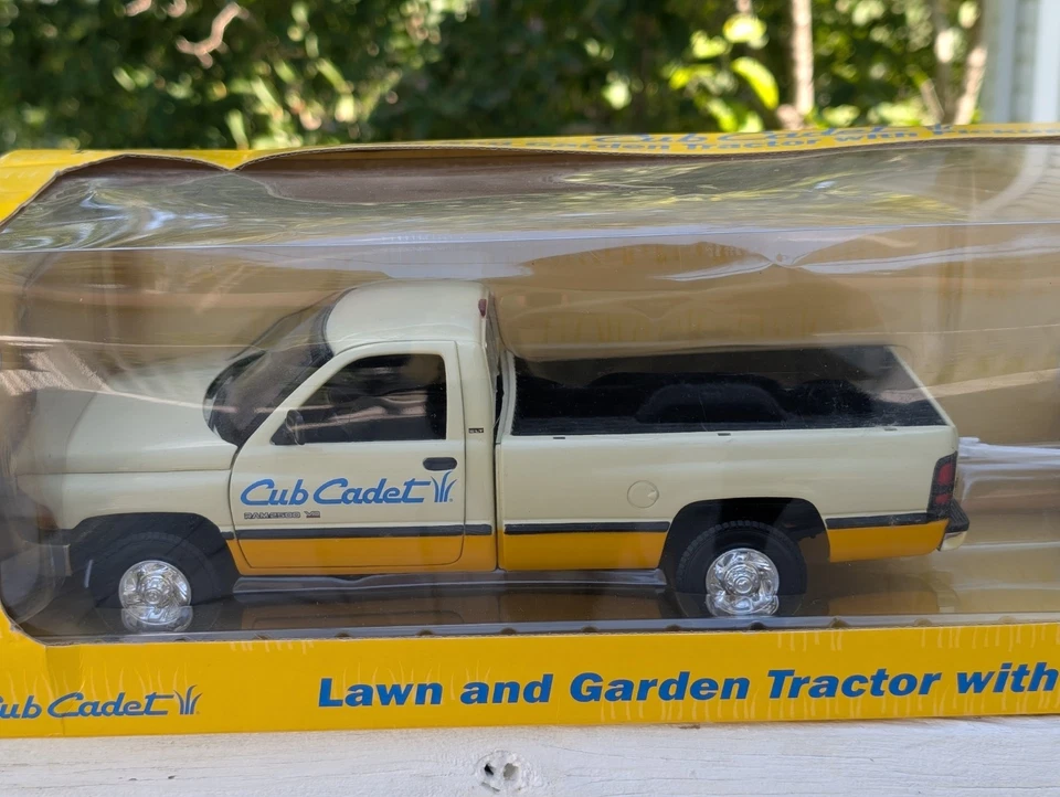 1/16 Dodge Ram Pickup Truck with Trailer & Cub Cadet HDB3206 Lawn Mower ZFN13165 - Image 2 of 4