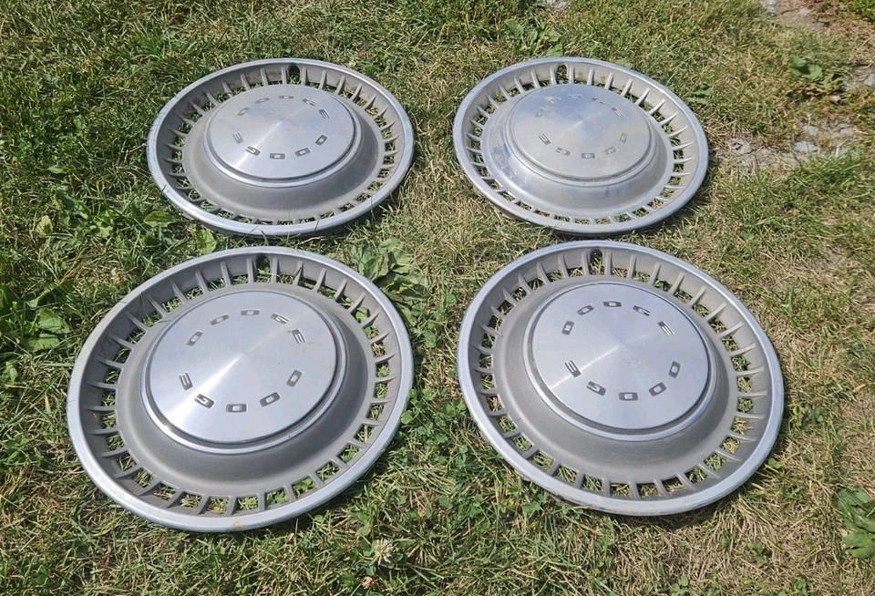 Juego de 4 cubiertas de rueda Dodge 14" 1972-1976 1973 1974 1975 Dart Challenger ARGENT Foto 2 de 4