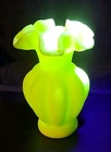 VINTAGE URANIUM FENTON RUFFLED CUSTARD MELON VASE 5.5' TALL