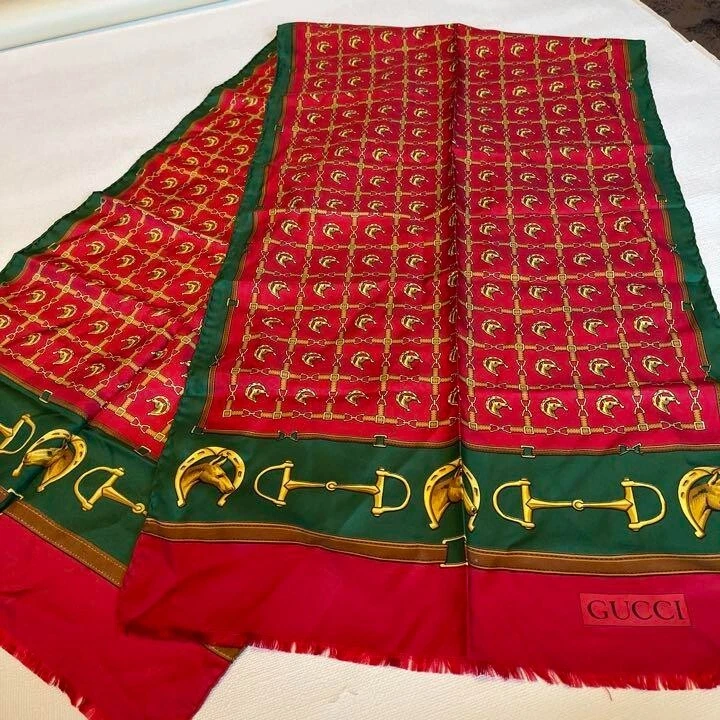 Foulard long rouge GUCCI environ 152 x 43 cm authentique femme